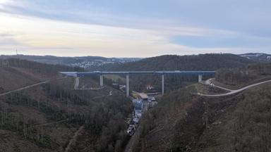 Nordrhein-Westfalen, Lüdenscheid: Die Rahmedetalbrücke mit Lüdenscheid im Hintergrund