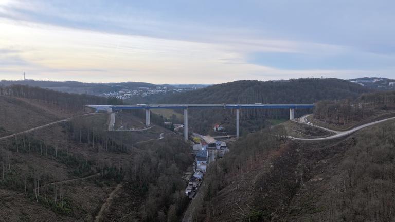 Nordrhein-Westfalen, Lüdenscheid: Die Rahmedetalbrücke mit Lüdenscheid im Hintergrund