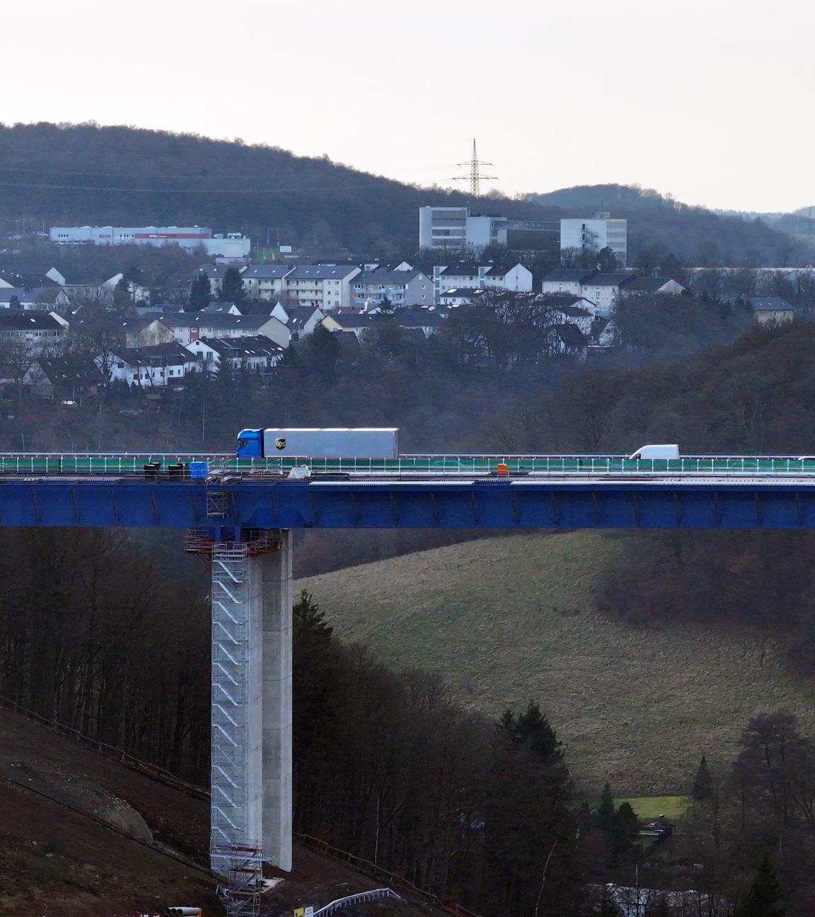Nordrhein-Westfalen, Lüdenscheid: Fahrzeuge und LKW fahren über die Rahmedetalbrücke