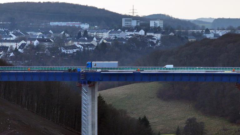 Nordrhein-Westfalen, Lüdenscheid: Fahrzeuge und LKW fahren über die Rahmedetalbrücke