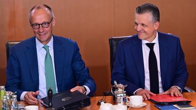 Berlin: Friedrich Merz und Thorsten Frei sitzen vor der Sitzung des Bundeskabinetts am 22.07.2026 zusammen. 