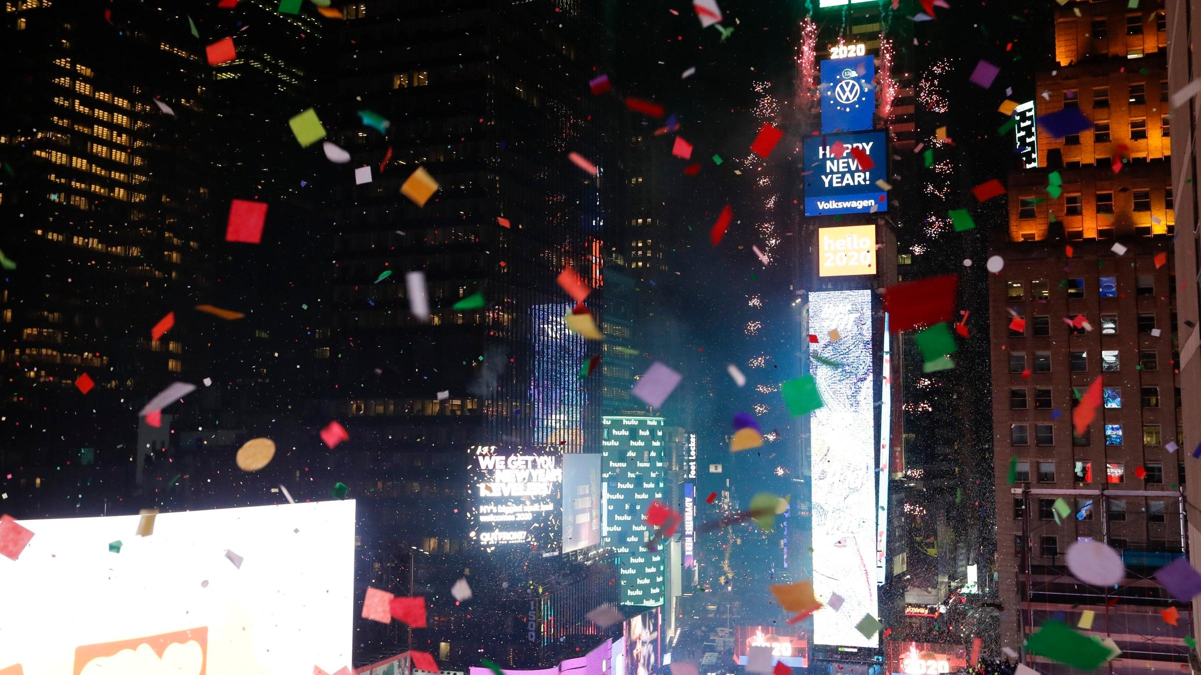 In New York wird das neue Jahr am Times Square mit Konfetti begrüßt.