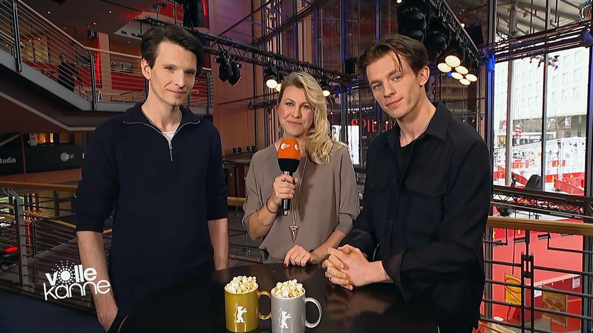 Schauspieler Sabin Tambrea, Moderatorin Nadine Krüger und Schauspieler Jannis Niewöhner auf der Berlinale