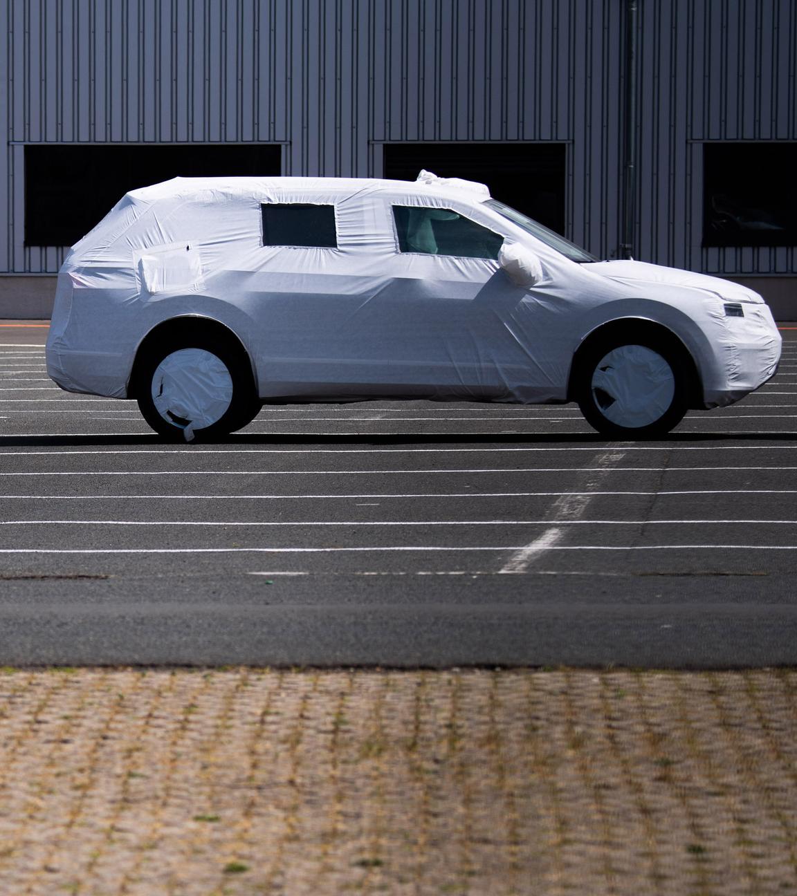 Neufahrzeug von VW steht auf einem Parkplatz