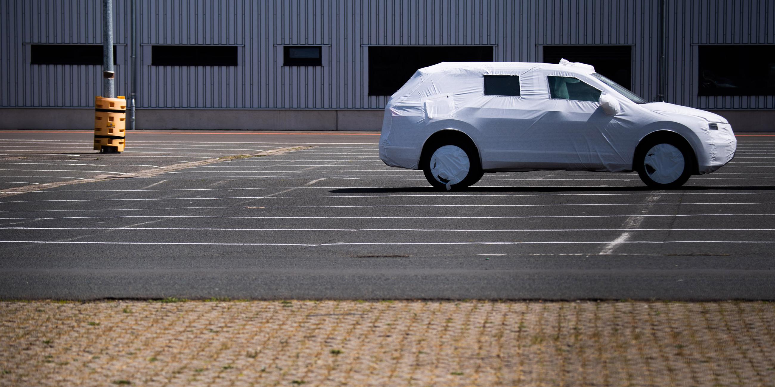 Neufahrzeug von VW steht auf einem Parkplatz