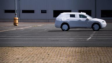 Neufahrzeug von VW steht auf einem Parkplatz