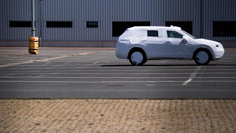 Neufahrzeug von VW steht auf einem Parkplatz