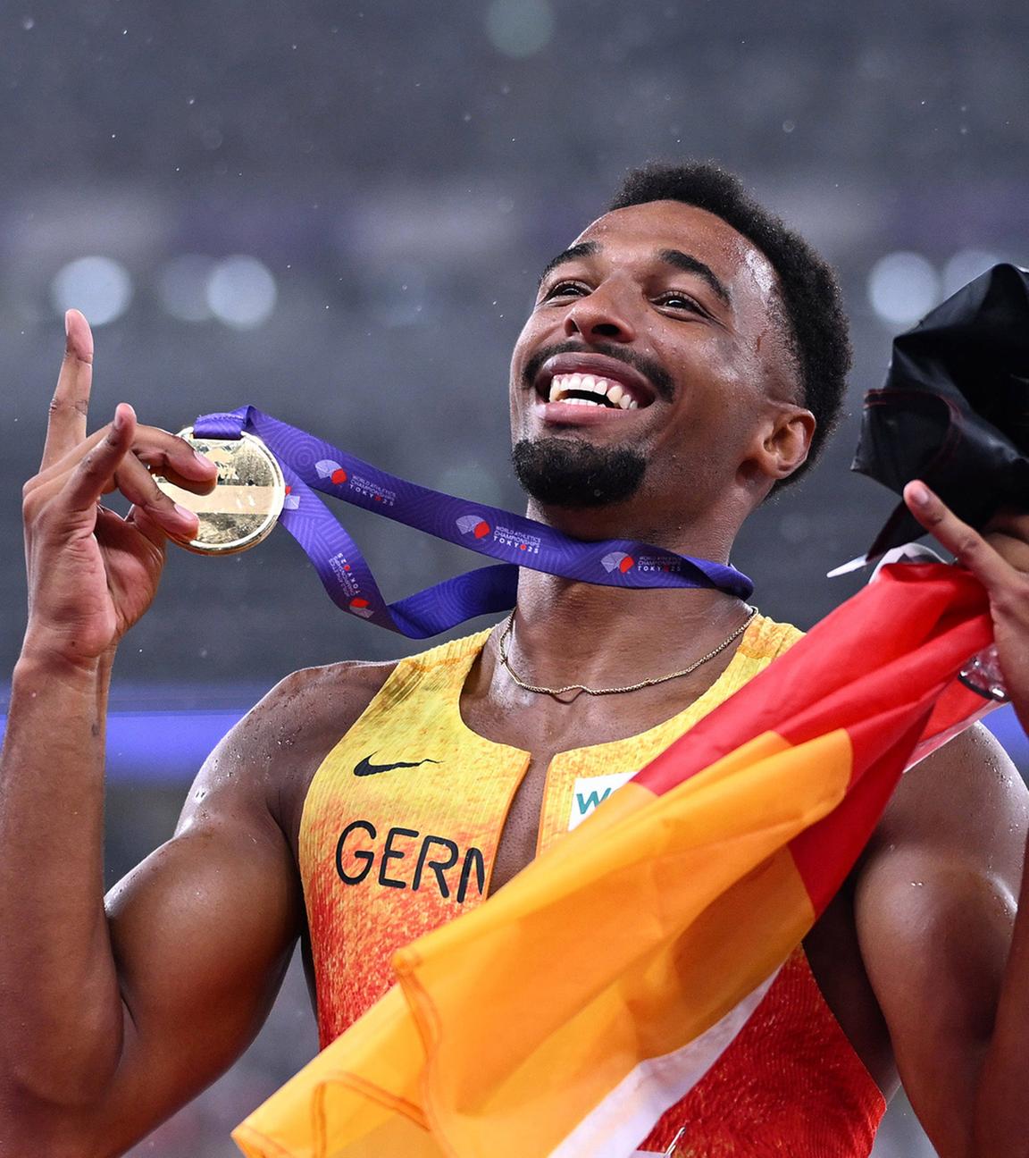 Der deutsche Athlet Leo Neugebauer jubelt nach dem Zehnkampf der Männer bei den Leichtathletik-Weltmeisterschaften 2025 in Tokio, Japan, am 21. September 2025.