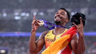 Der deutsche Athlet Leo Neugebauer jubelt nach dem Zehnkampf der Männer bei den Leichtathletik-Weltmeisterschaften 2025 in Tokio, Japan, am 21. September 2025.