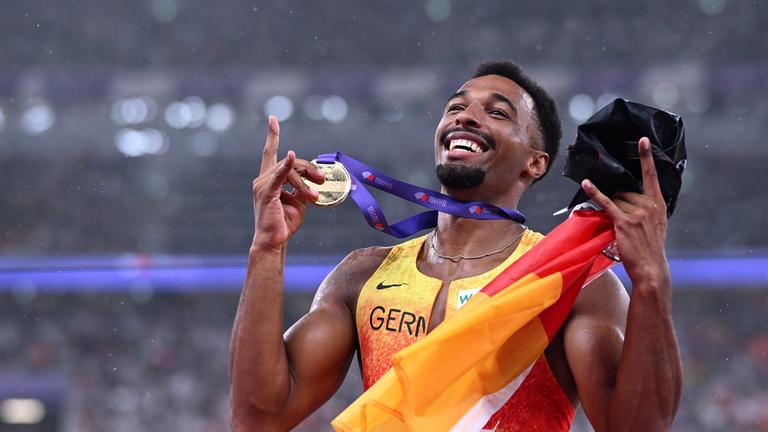 Der deutsche Athlet Leo Neugebauer jubelt nach dem Zehnkampf der Männer bei den Leichtathletik-Weltmeisterschaften 2025 in Tokio, Japan, am 21. September 2025.