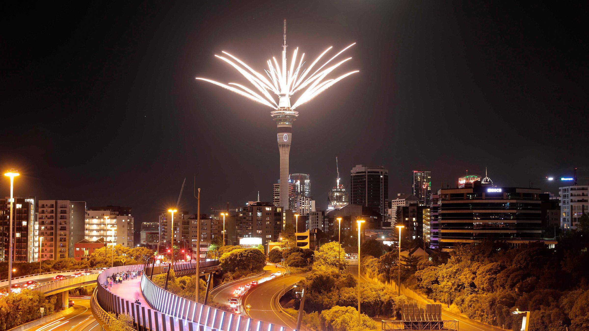 Feuerwerk auf dem Sky Tower in Auckland, Neuseeland