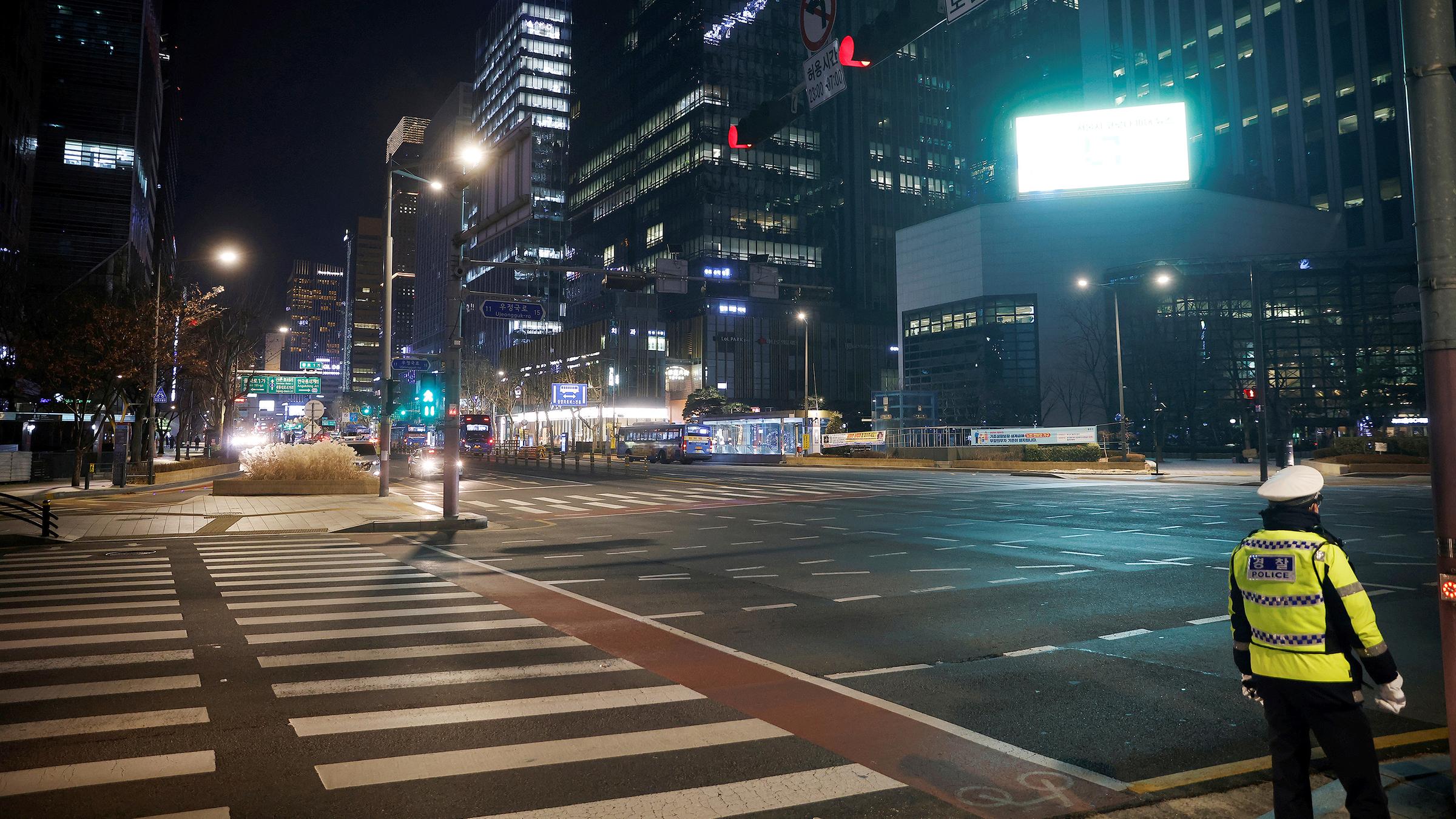 Ein Polizist in Seoul wacht an Silvester über die Ausgangsbeschränkung in Südkoreas Hauptstadt