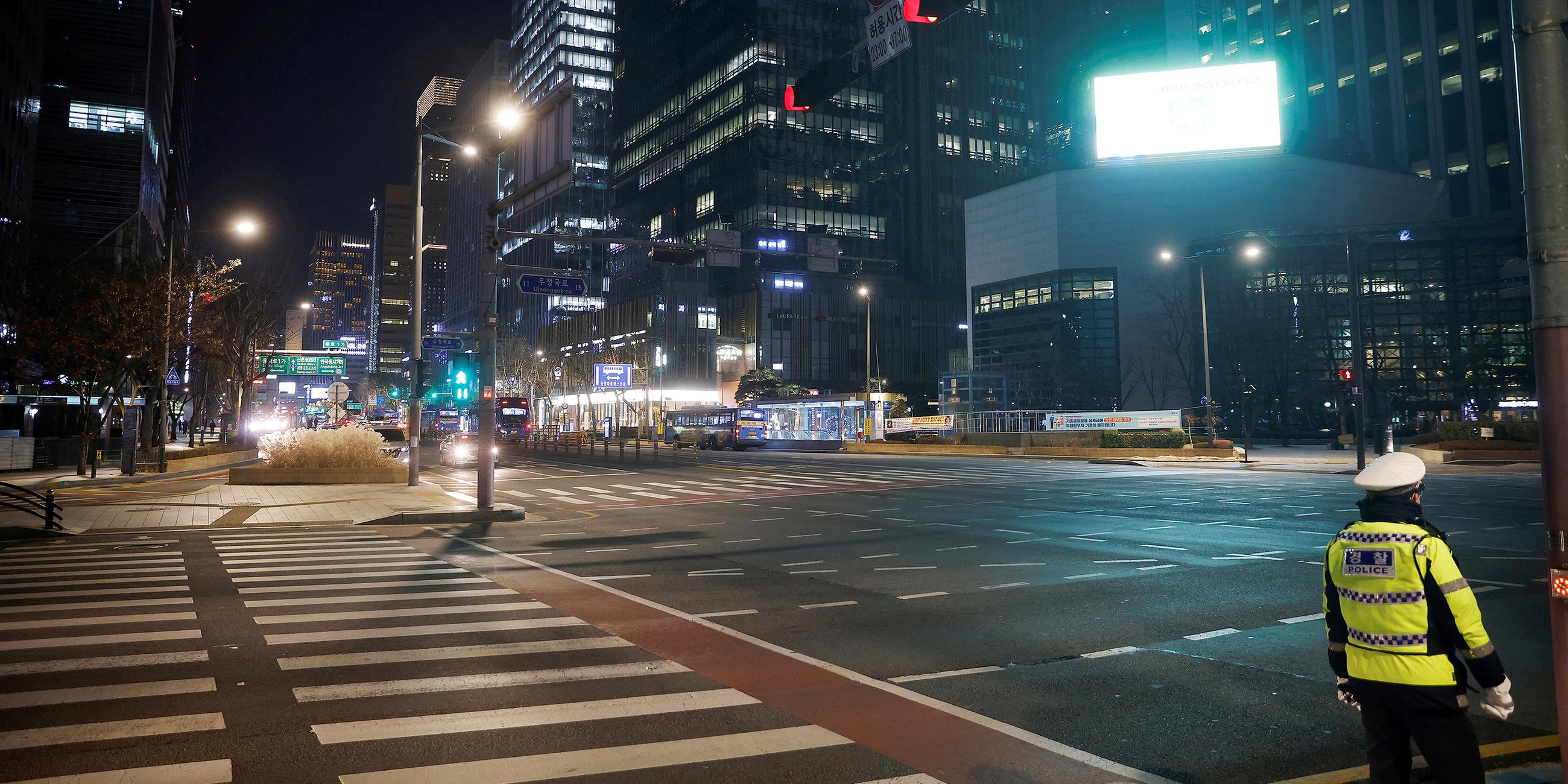 Ein Polizist in Seoul wacht an Silvester über die Ausgangsbeschränkung in Südkoreas Hauptstadt