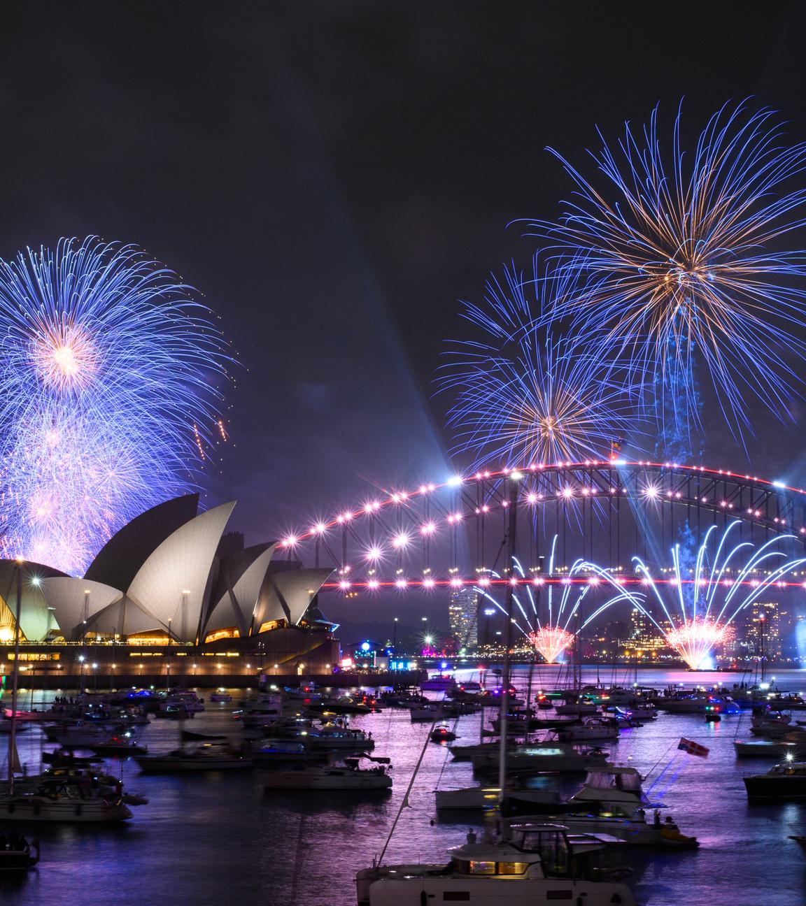 Während der Silvesterfeierlichkeiten am Mrs. Macquarie's Point in Sydney war um 21 Uhr das Feuerwerk "Calling Country" über dem Hafen von Sydney zu sehen.