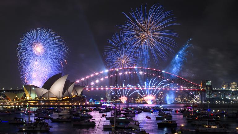 Während der Silvesterfeierlichkeiten am Mrs. Macquarie's Point in Sydney war um 21 Uhr das Feuerwerk "Calling Country" über dem Hafen von Sydney zu sehen.