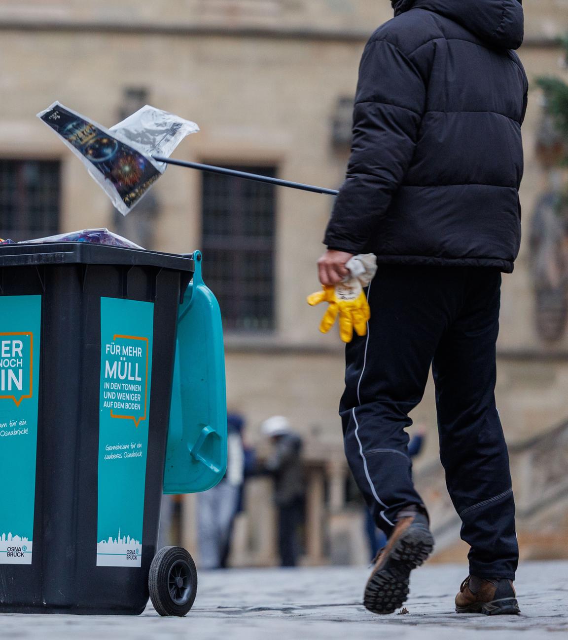 Junge Muslime sammeln Müll in Mülltonnen am 01.01.2026 vor dem Osnabrücker Rathaus beim traditionellen Neujahrsputz.