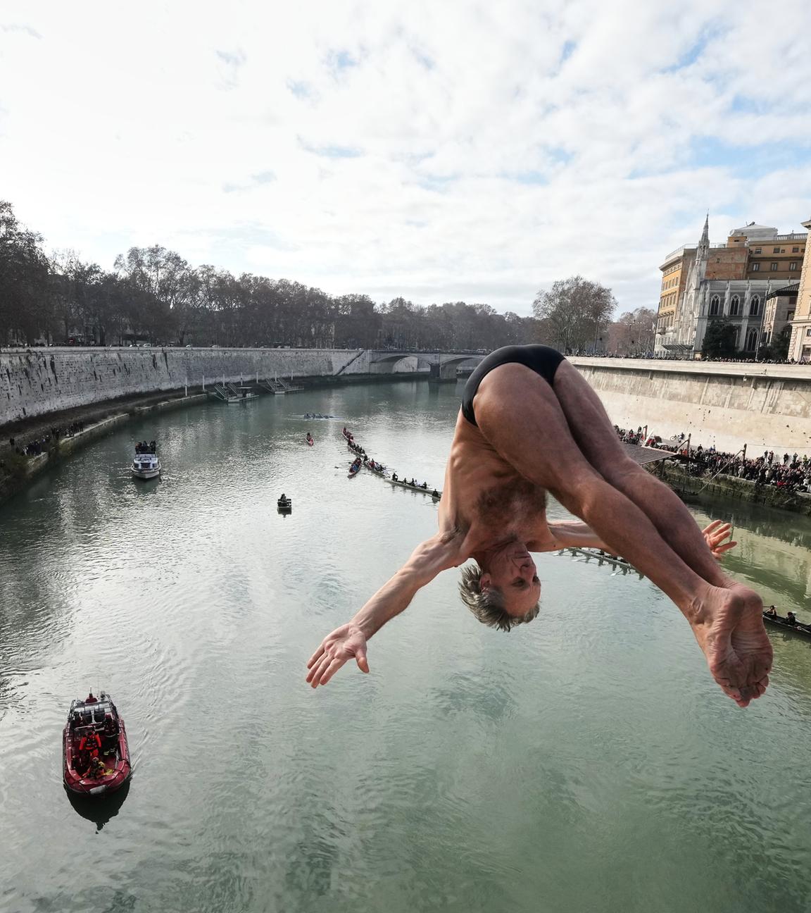 Marco Fois taucht am 01.01.2026 in Rom in den Tiber, um das neue Jahr 2026 zu feiern.