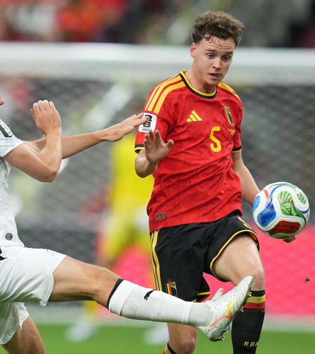 Der Neuseeländer Joe Bell (6) und der Belgier Maxim De Cuyper (5) kämpfen um den Ball.
