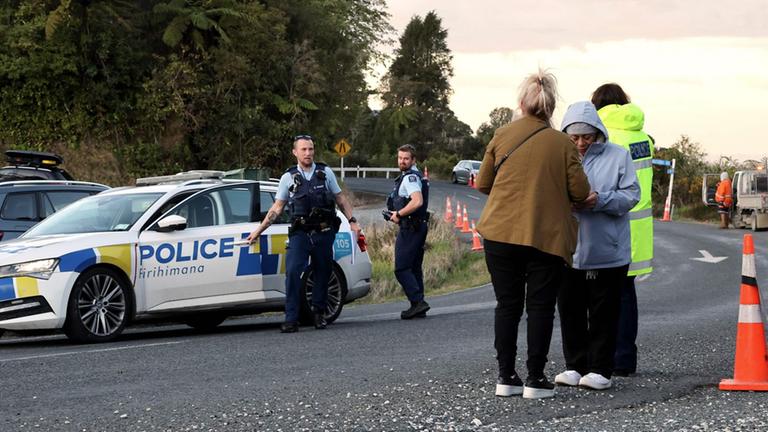 Jahre lang versteckte sich ein Vater nach der Entführung seiner drei Kinder mit ihnen in der Wildnis Neuseelands. Nun hat die Polizei ihn erschossen.