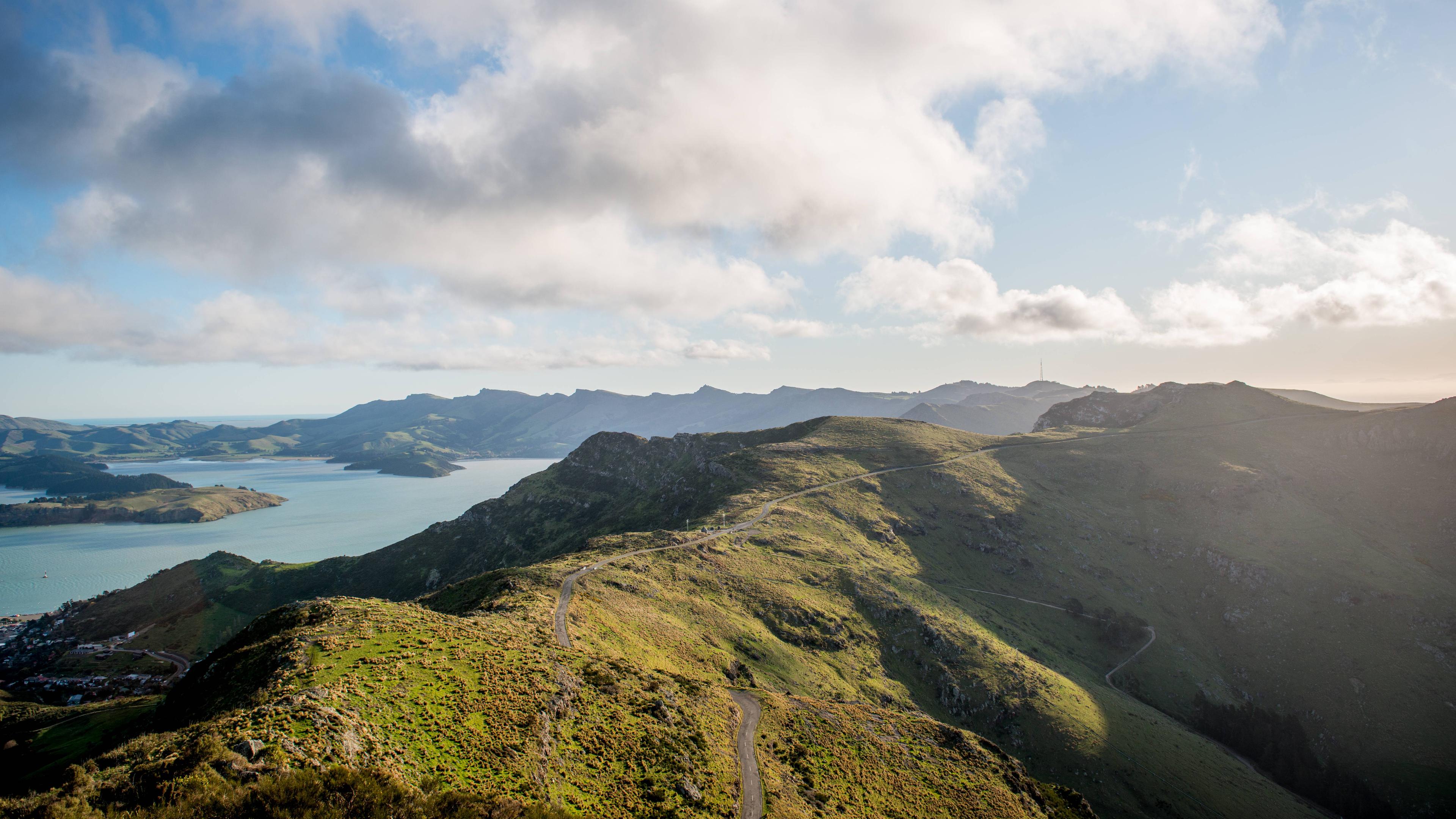 Eine Straße führt über Berge in Neuseeland.