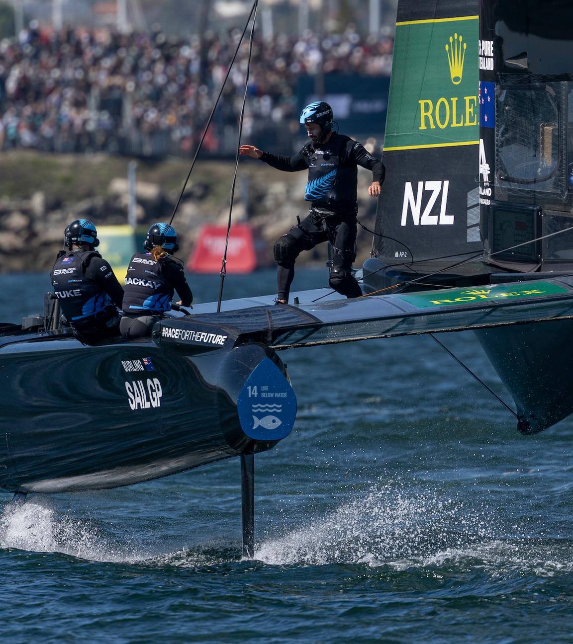 Das neuseeländische SailGP Team unter der Leitung von Peter Burling am ersten Renntag des Rolex Los Angeles Sail Grand Prix im Hafen von Los Angeles, Kalifornien, USA. 
