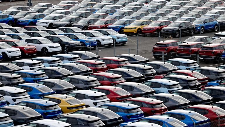 Neuwagen des Autobauers Ford an seinem Standort in Köln