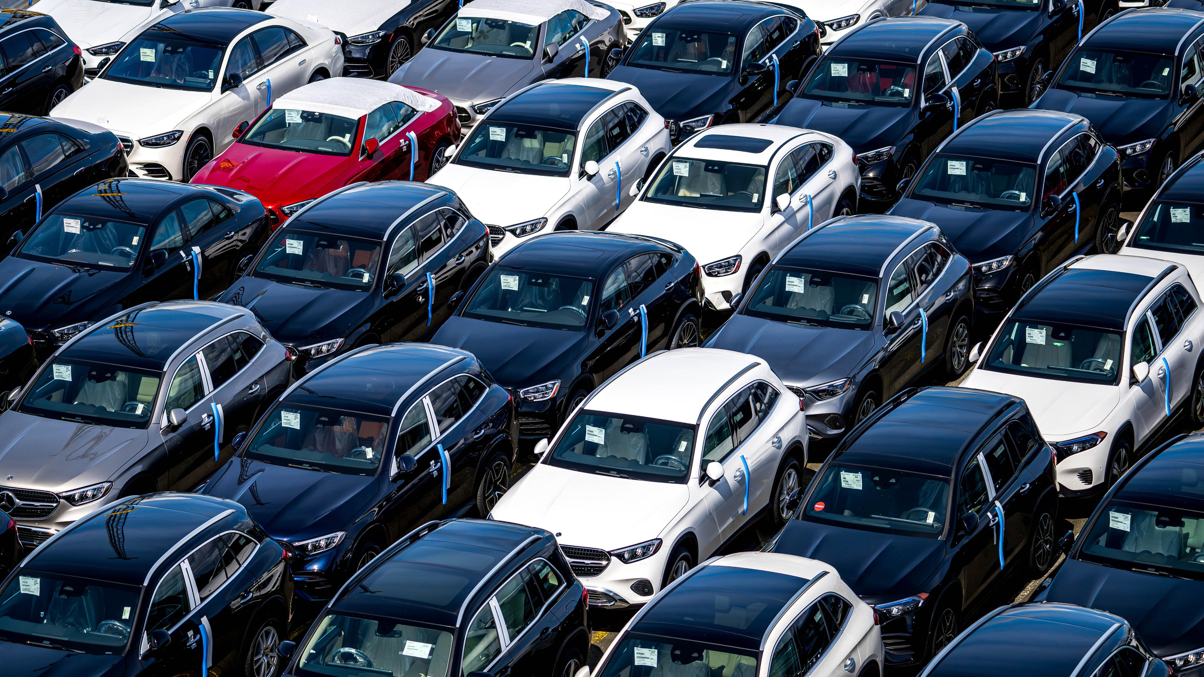 Bremen, Bremerhaven: Autos stehen auf dem Gelände vom BLG Autoterminal Bremerhaven. Archivbild