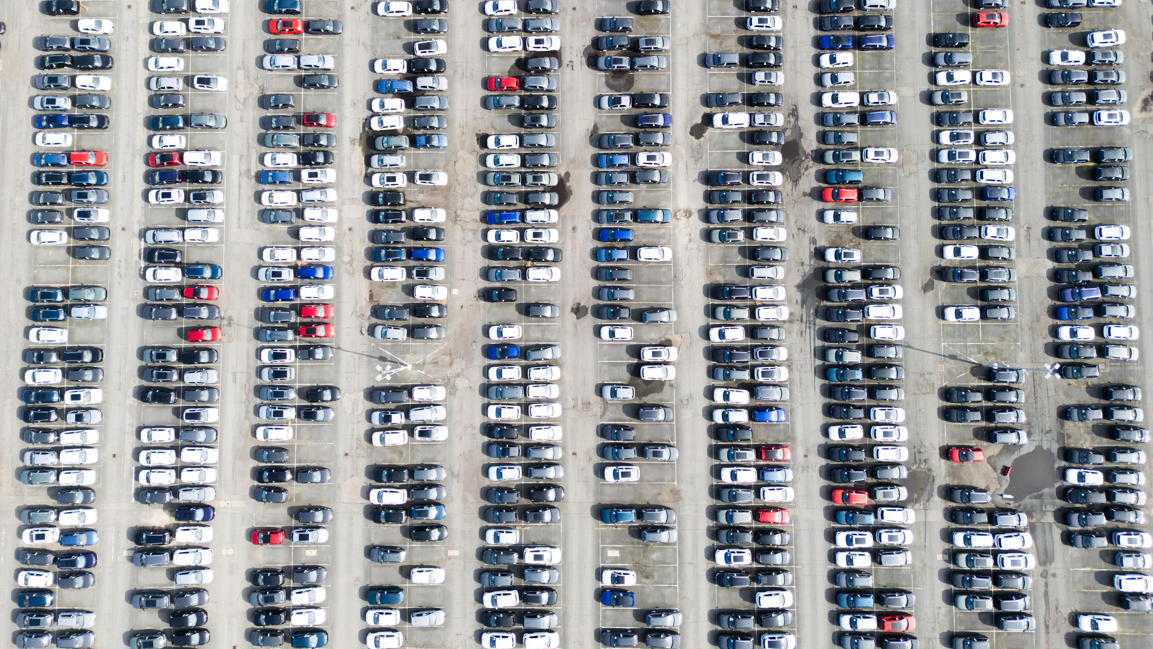Neuwagen von Volkswagen stehen auf dem Gelände vom VW Stammwerk.