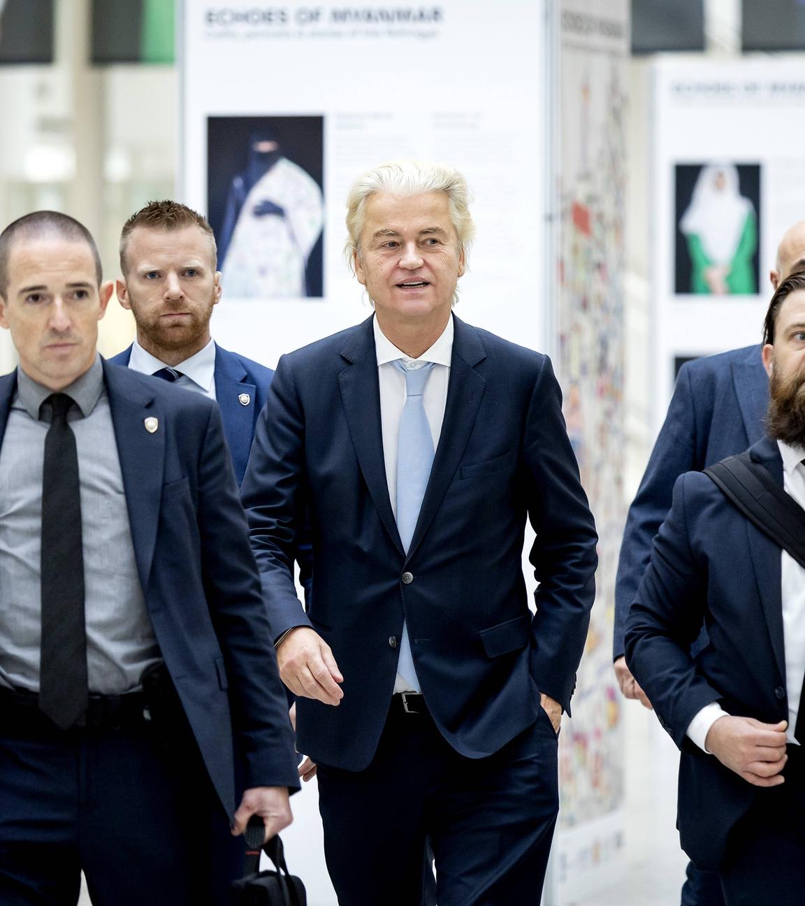 Der Vorsitzende der Partei für die Freiheit (PVV), Geert Wilders, gibt seine Stimme bei den Wahlen zum Repräsentantenhaus im Rathaus ab.
