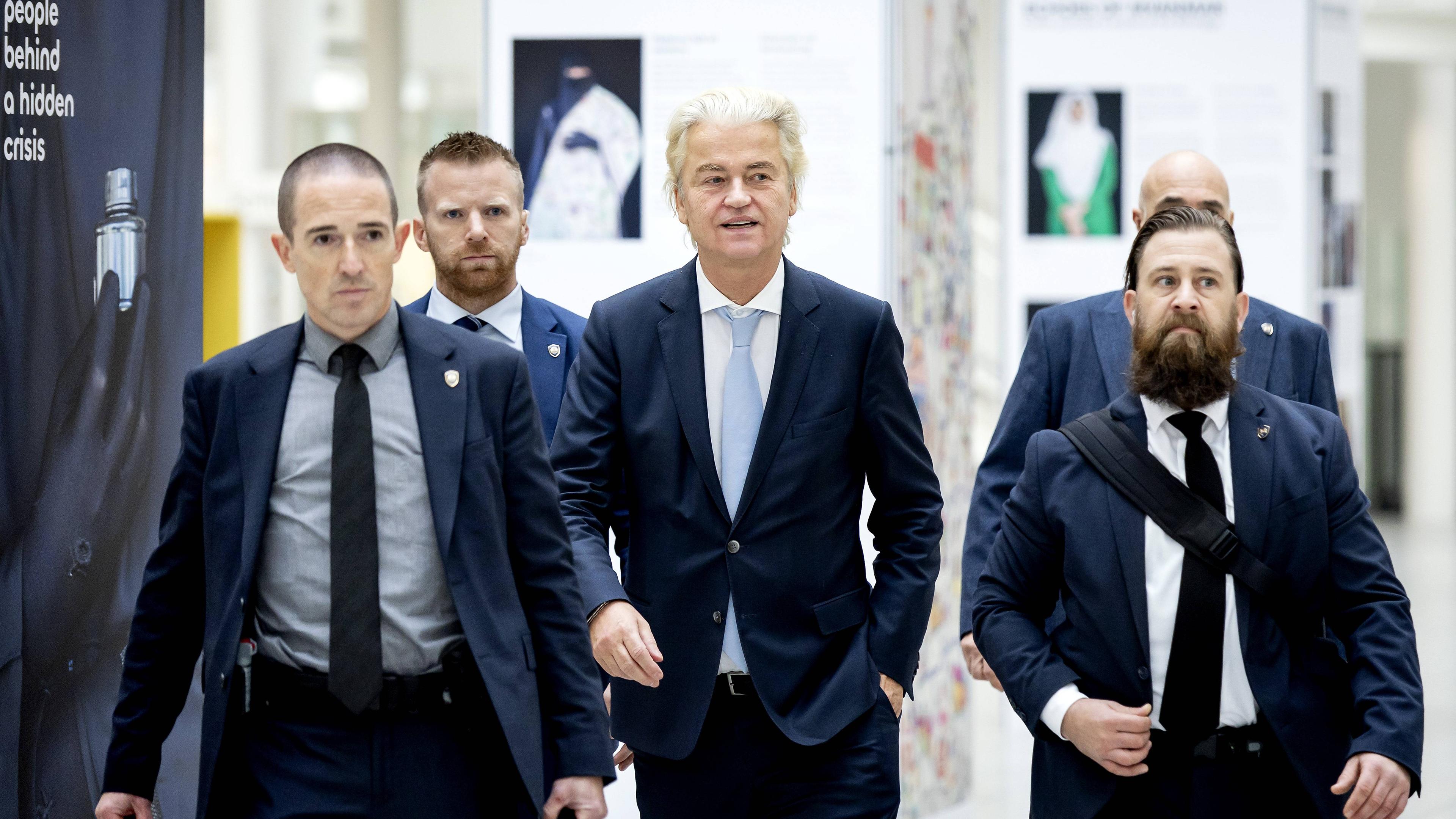 Der Vorsitzende der Partei für die Freiheit (PVV), Geert Wilders, gibt seine Stimme bei den Wahlen zum Repräsentantenhaus im Rathaus ab.