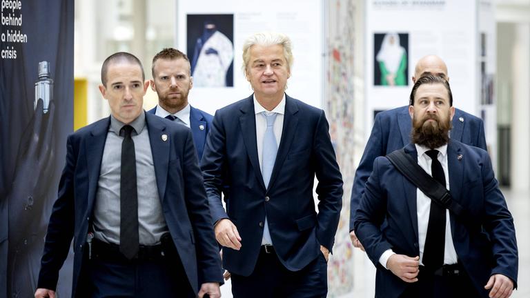 Der Vorsitzende der Partei für die Freiheit (PVV), Geert Wilders, gibt seine Stimme bei den Wahlen zum Repräsentantenhaus im Rathaus ab.