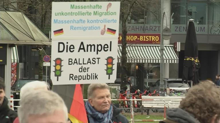 Plakate im Vorfeld der teilweisen Neuwahl zum Bundestag in Berlin