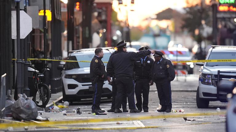 USA, New Orleans: Rettungskräfte sind vor Ort, nachdem ein Fahrzeug auf dem Canal und der Bourbon Street in New Orleans in eine Menschenmenge gefahren ist