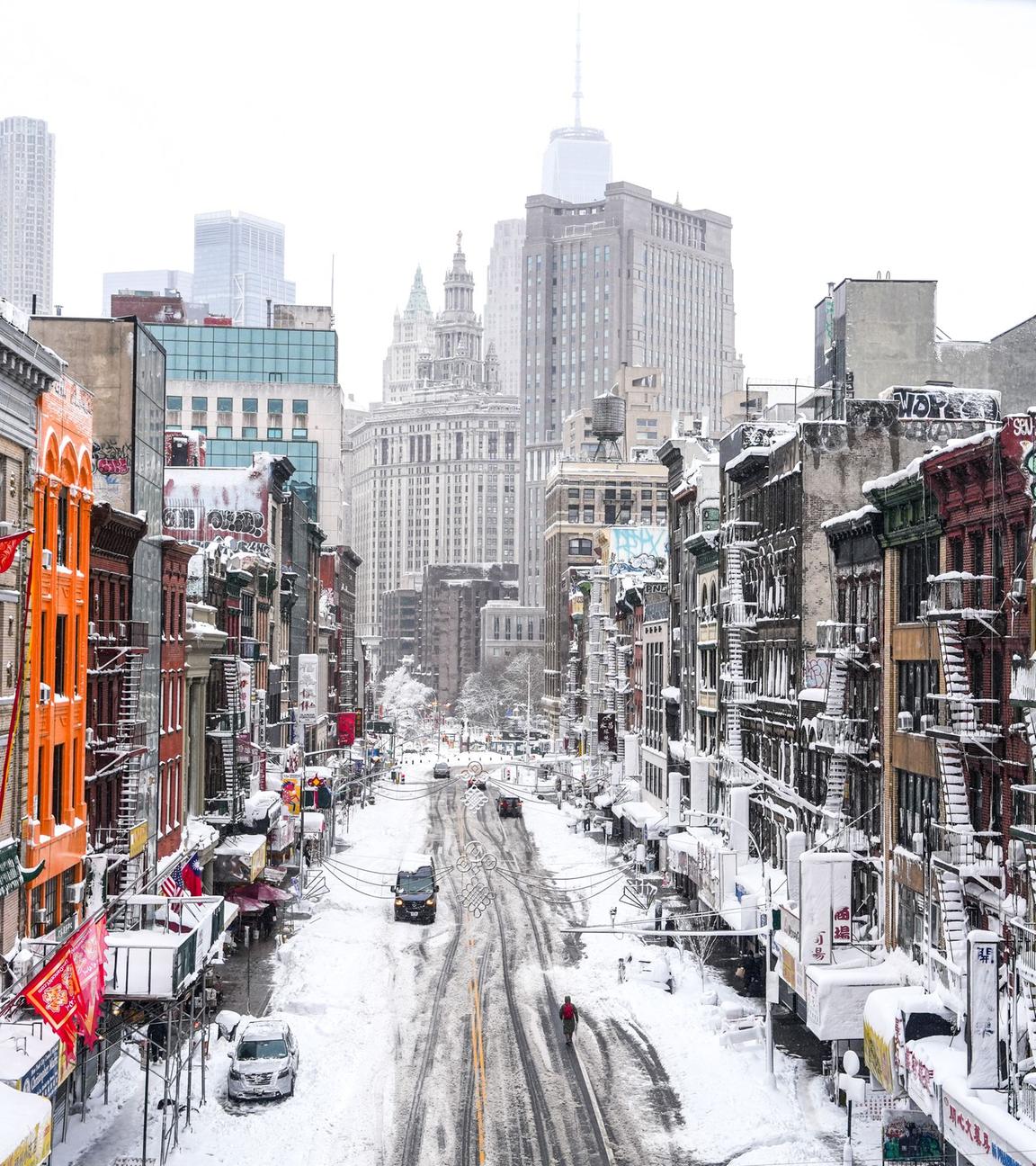 Eine Straße auf der Lower East Side in NYC ist mit Schnee bedeckt.