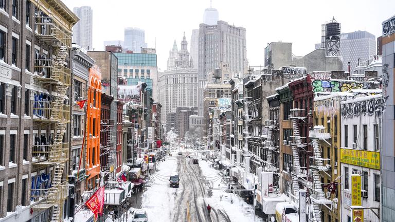Eine Straße auf der Lower East Side in NYC ist mit Schnee bedeckt.