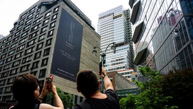 Menschen beobachten das instabile Gebäude in der 235 East 42nd Street in New York 