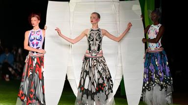 Auf dem Bild zu sehen ist: Kai Schreiber, Model, läuft über den Laufsteg während der Thom Browne Spring/Summer 2027-Präsentation im Rahmen der New York Fashion Week. 
