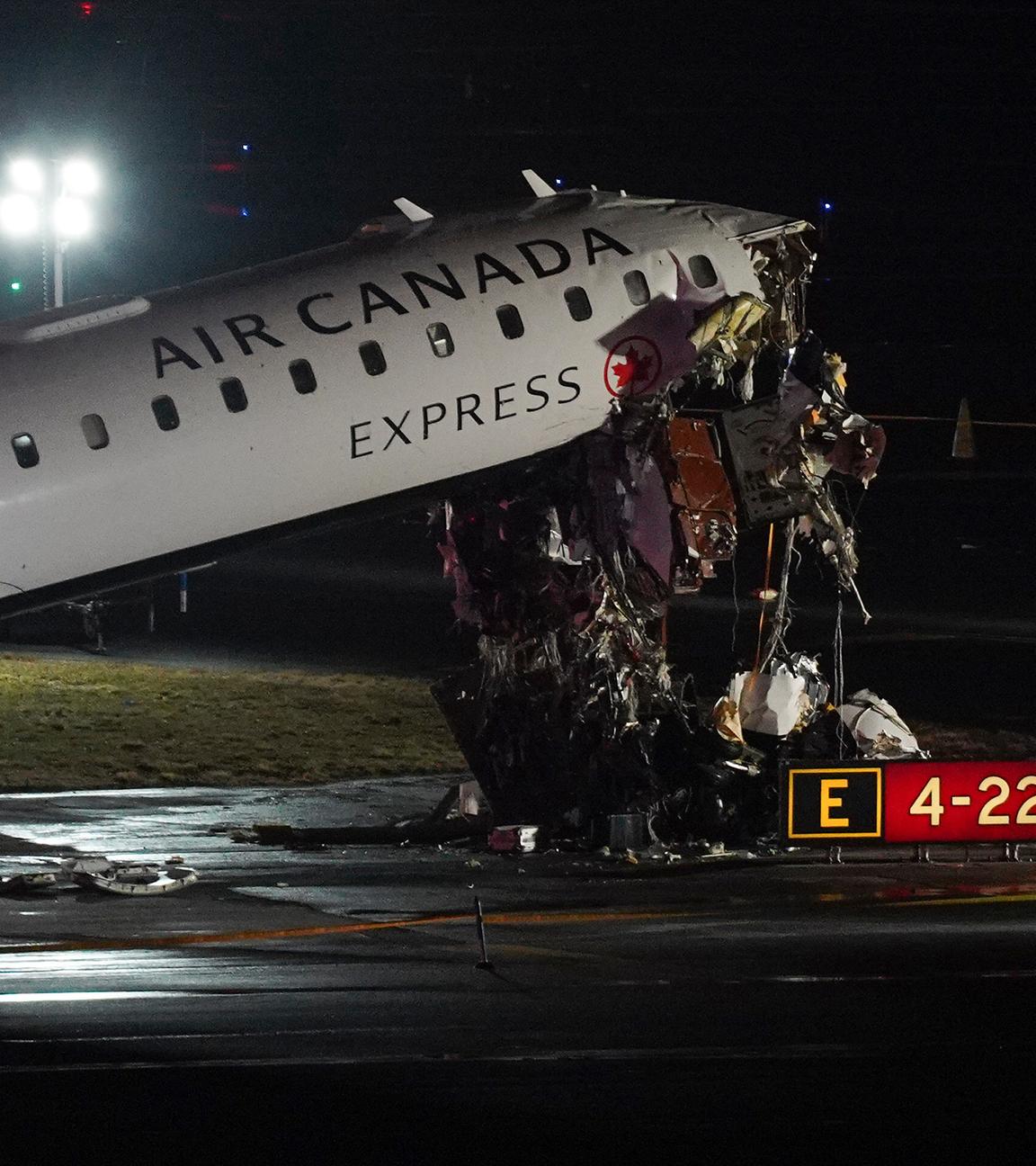 Ein Flugzeug von Air-Canada steht auf der Landebahn des Flughafens LaGuardia, nachdem es mit einem Fahrzeug zusammengestoßen ist