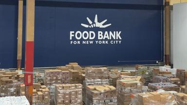 Im Lager der Food Bank in New York stehen Paletten mit Lebensmitteln.