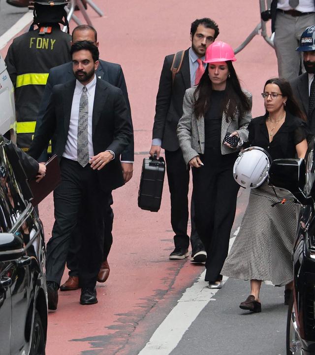 Bürgermeister Zohran Mamdani verlässt am 7. Juli 2026 in New York City den Ort, nachdem er über einen Notfall im ehemaligen Hauptsitz von Pfizer unterrichtet worden war.