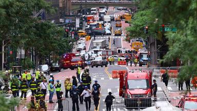 Einsatzkräfte rückten zu einem im Bau befindlichen 38-stöckigen Gebäude in Midtown Manhattan aus, nachdem Arbeiter festgestellt hatten, dass sich tragende Stahlträger zu verbiegen begannen.