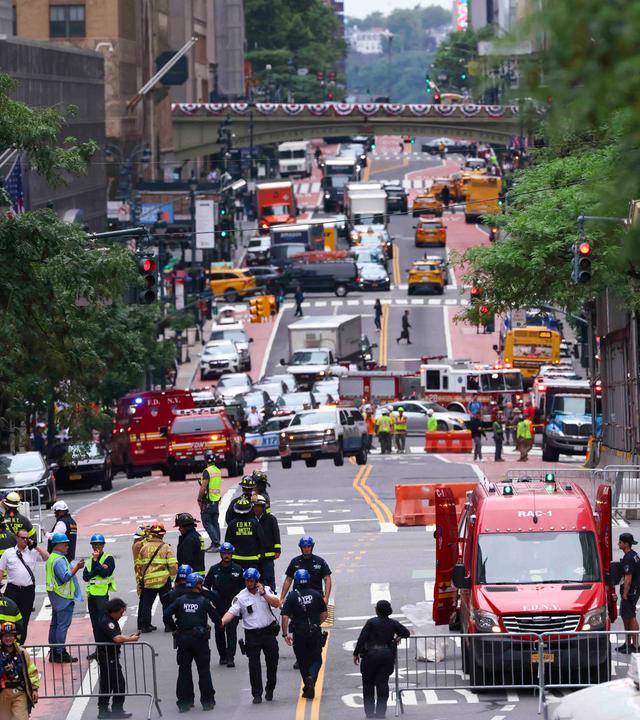 Einsatzkräfte rückten zu einem im Bau befindlichen 38-stöckigen Gebäude in Midtown Manhattan aus, nachdem Arbeiter festgestellt hatten, dass sich tragende Stahlträger zu verbiegen begannen.