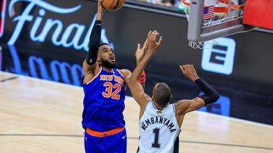Der dominikanisch-US-amerikanische Basketballspieler Karl-Anthony Towns versucht mit einem Korbleger einen Punkt in den NBA Finals in der Partie gegen die San Antonio Spurs zu erzielen