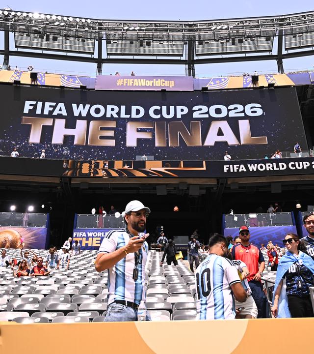 East Rutherford, WM-Finale Spanien - Argentinien im New York-New Jersey-Stadion: Die ersten Zuschauer kommen ins Stadion vor dem Spiel. 