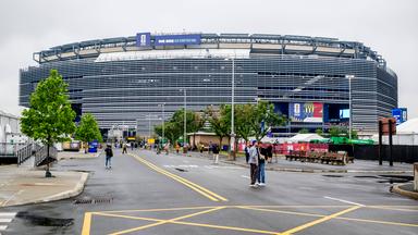 Das New York New Jersey Stadium und der Parkplatz davor