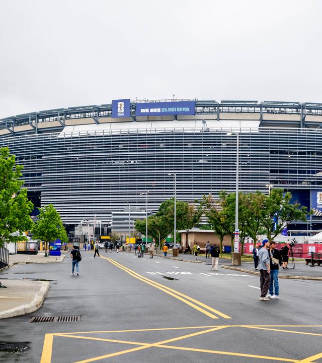 Das New York New Jersey Stadium und der Parkplatz davor