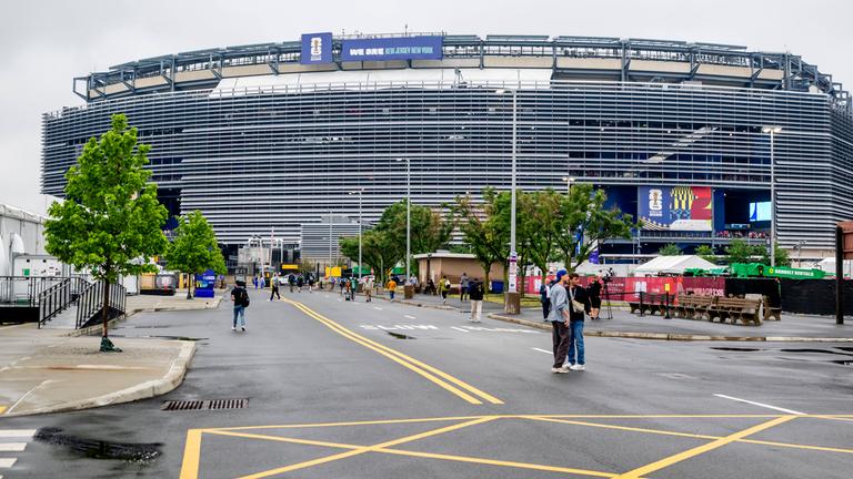 Das New York New Jersey Stadium und der Parkplatz davor
