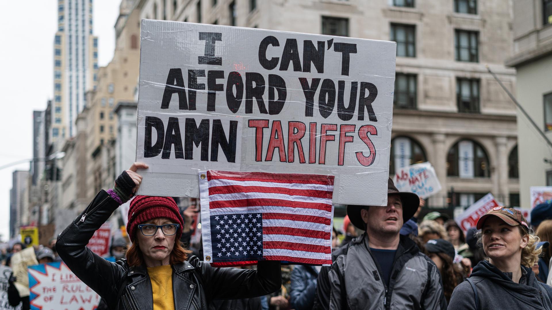Anti-Trump-Proteste in New York. Eine Demonstrantin hält ein Plakat mit der Aufschrift: "I Can't Afford Your Damn Tariffs".