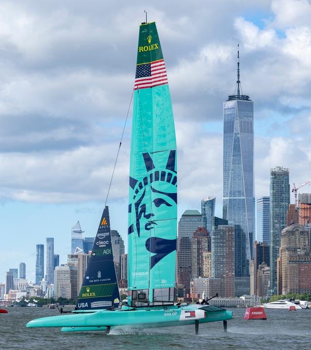 Die Katamarane Spaniens und der USA segeln beim Sail Grand Prix 2026 in New York vor der Skyline