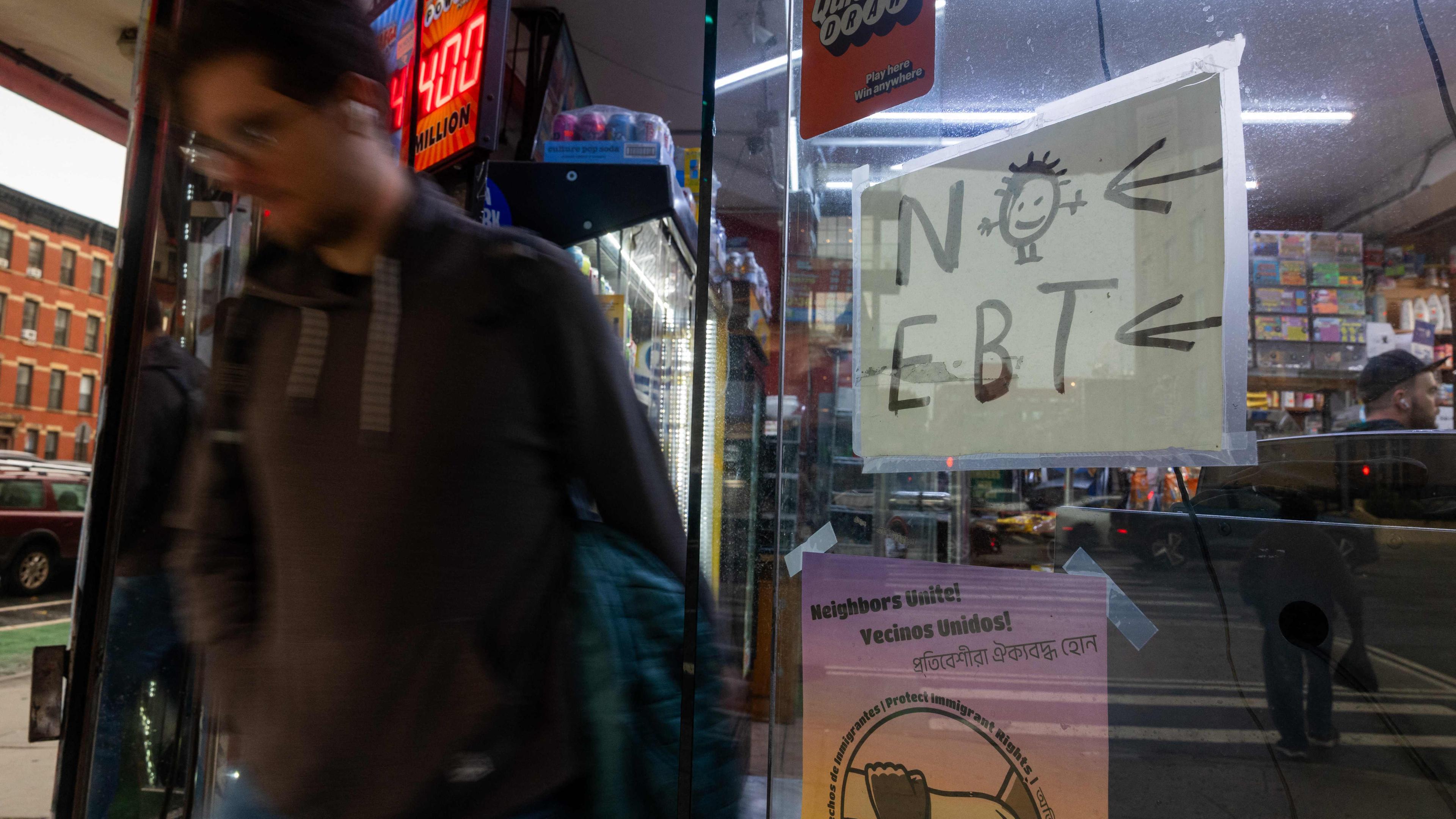 Zu sehen ist ein Laden, wo ein Schild am Eingang darauf hinweist, dass keine EBT-Karten für das Supplemental Nutrition Assistance Program akzeptiert wird.